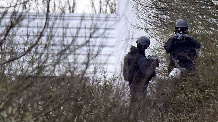 Telediario 1 - Los terroristas de Charlie Hebdo, atrincherados en Dammartin