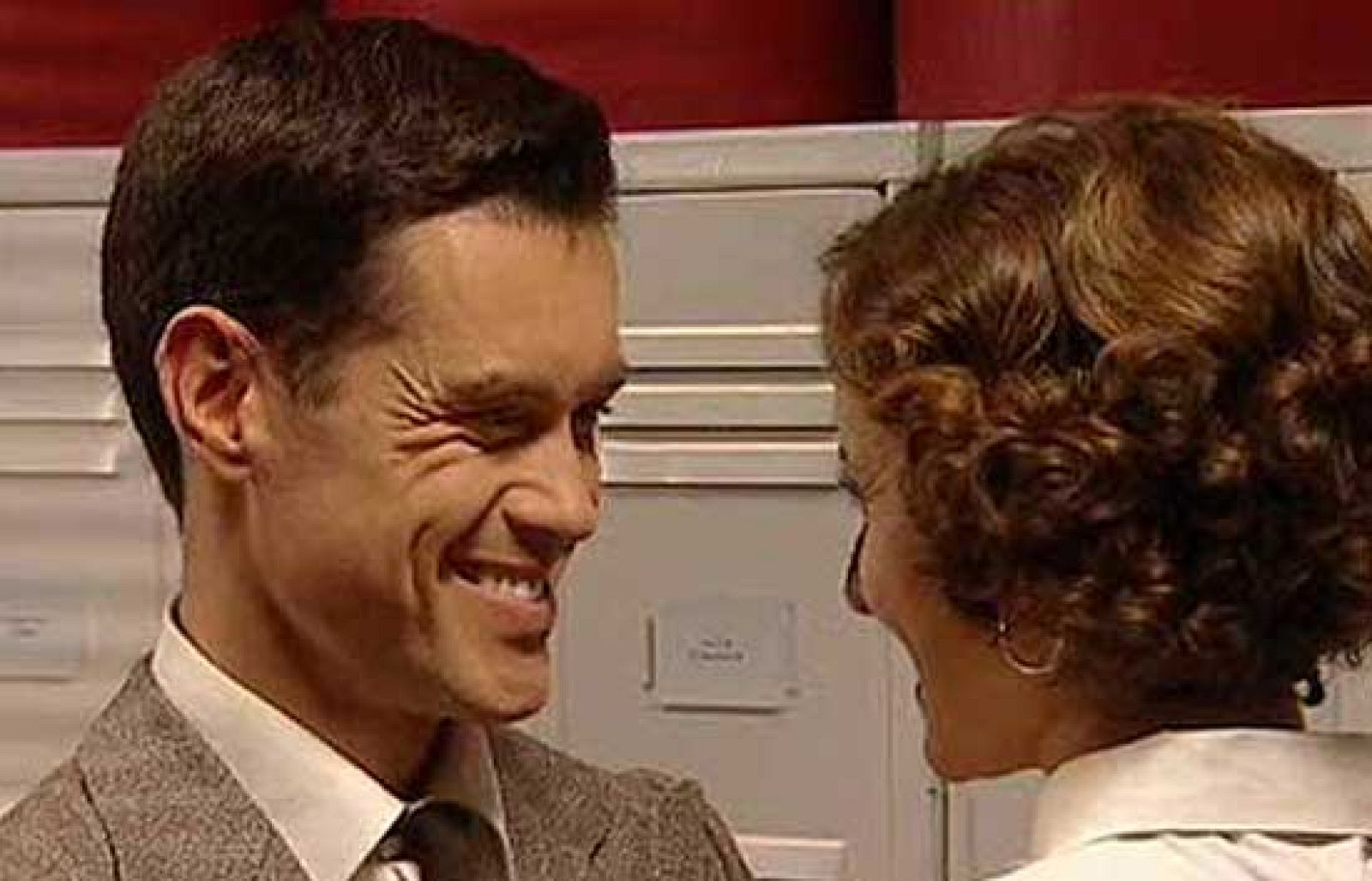 Amar - Ana y Pedro se besan - Amar en tiempos revueltos | Ver