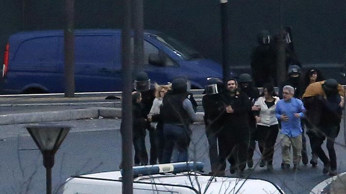 Telediario 1 - El asalto en una tienda judía de París deja al menos cinco muertos, entre ellos el secuestrador