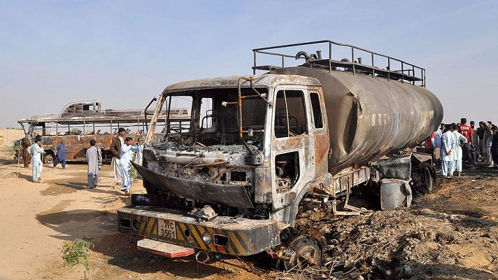 Informativo 24h - Mueren calcinadas 57 personas al colisionar un autobús y un camión en Pakistán