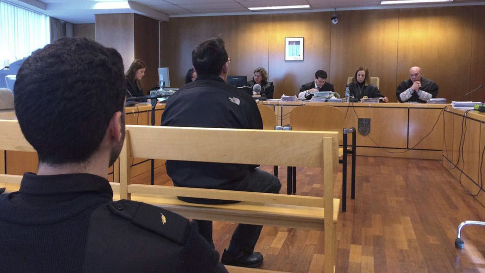 El monitor de ciclismo acusado de abusos niega los hechos y dice que fue arrestado ilegalmente