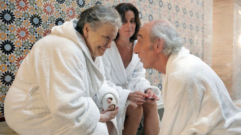 Cuéntame - Herminia liga en el Balneario