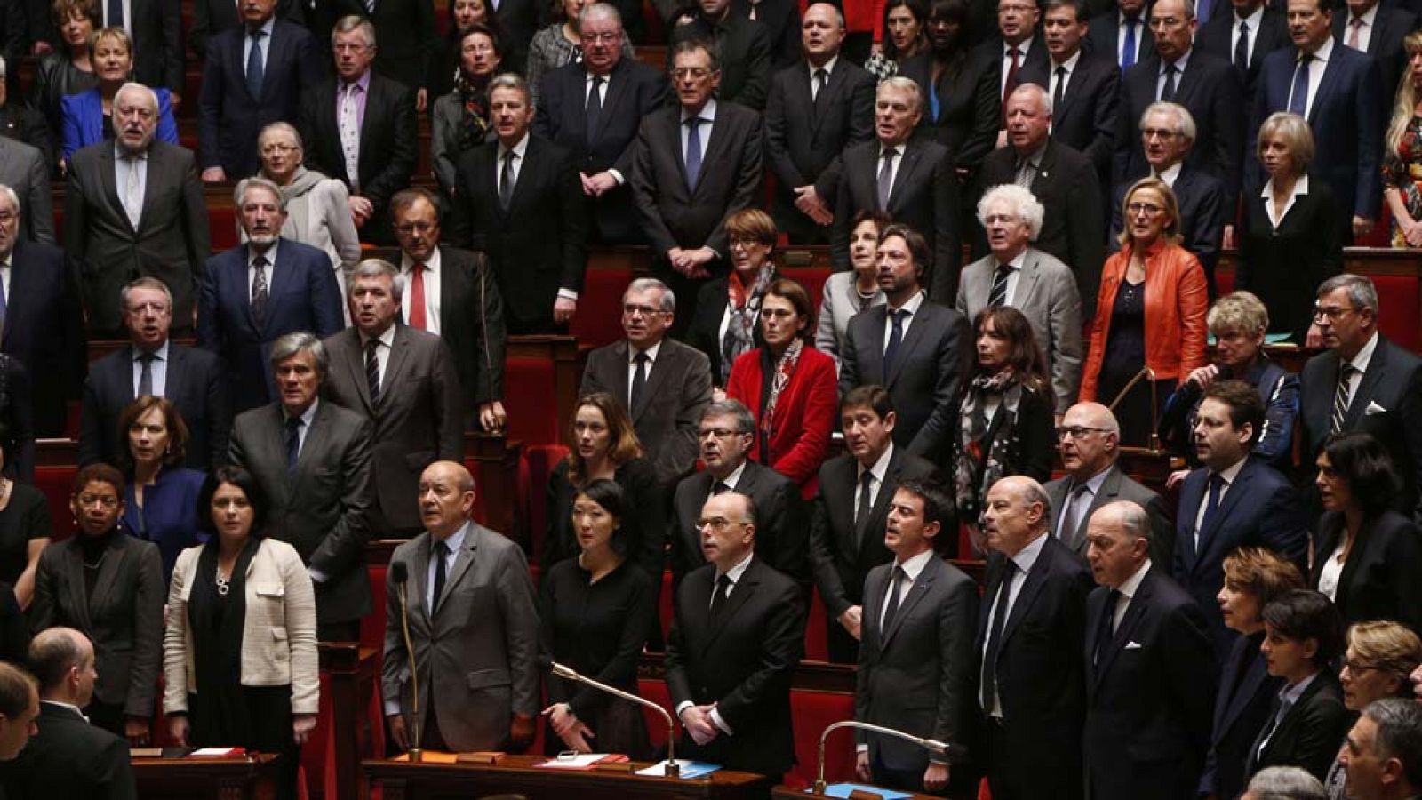 Los diputados franceses cantan La Marsellesa en homenaje a las víctimas de los atentados | Ver