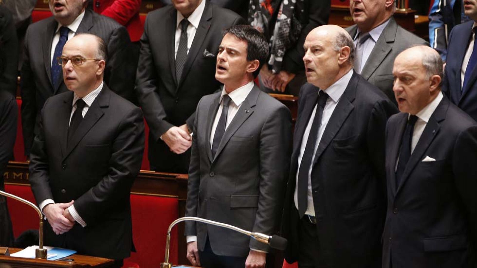 Valls declara la "guerra" a los yihadistas y anuncia medidas antiterroristas "excepcionales" - La tarde en 24h | Ver