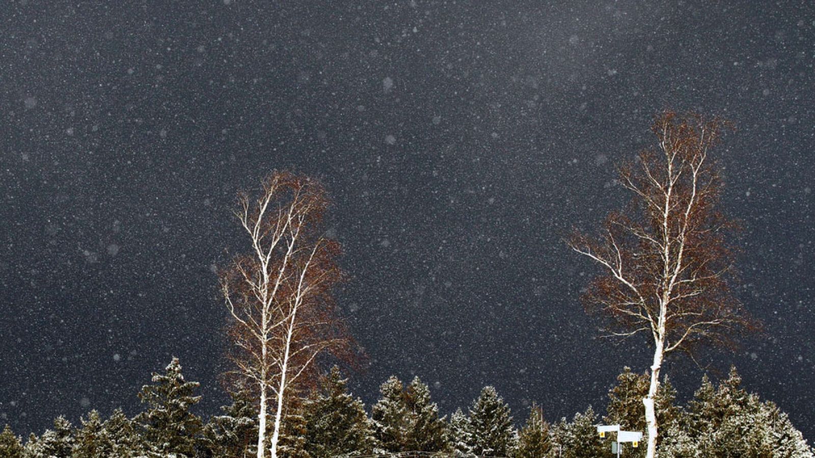 Nieblas en el norte y centro peninsular y viento fuerte en Galicia