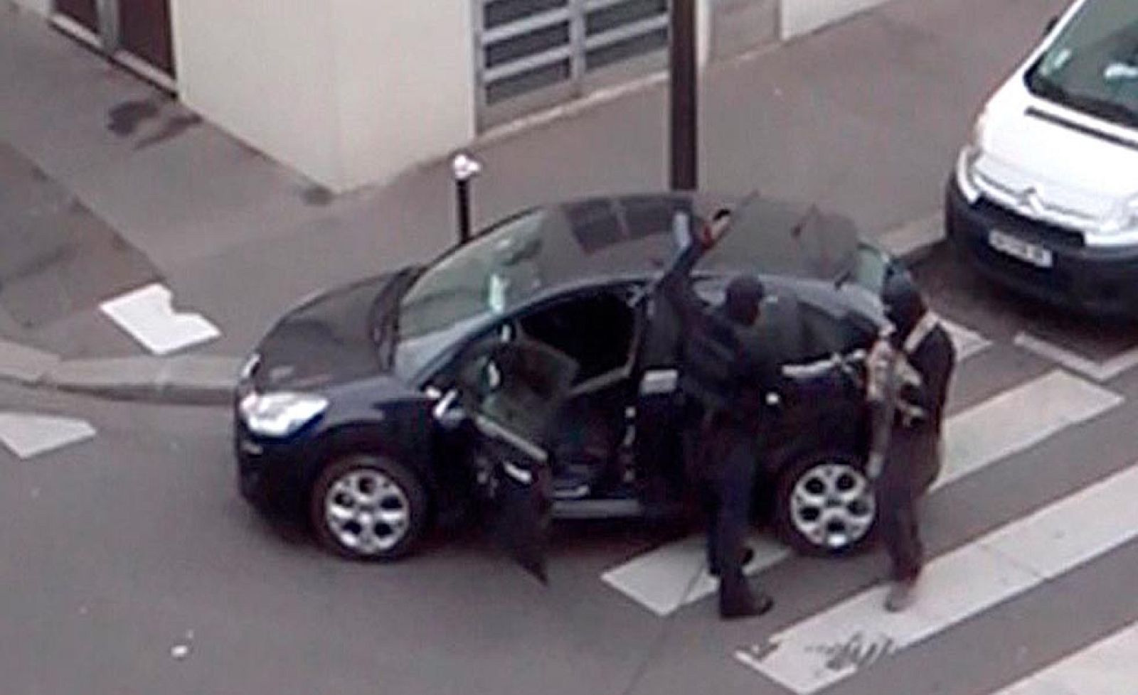 Imágenes de la huida de los hermanos Kouachi tras atentar en 'Charlie Hebdo'