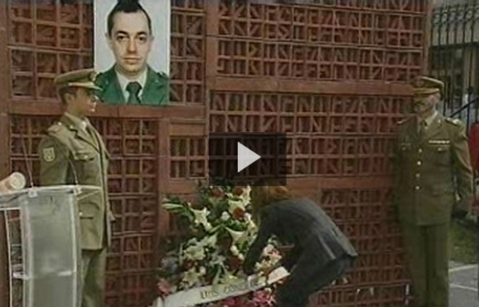 En Vitoria, el Parlamento vasco ha rendido homenaje al Brigada Luis Conde | Ver