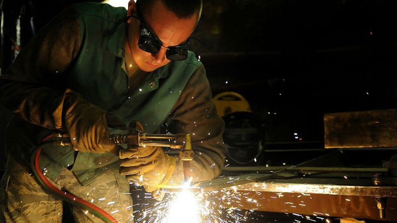 CEOE apuesta por la moderación salarial pero los sindicatos creen que es el momento de subir los sueldos