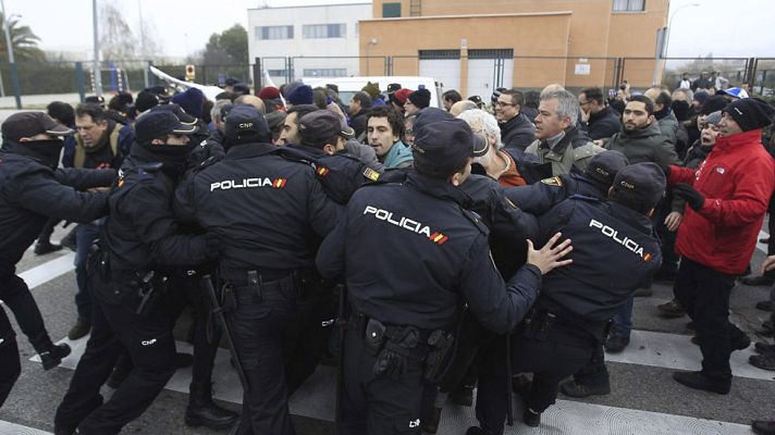  - Enfrentamientos entre trabajadores y Policía en la planta de Coca-Cola
