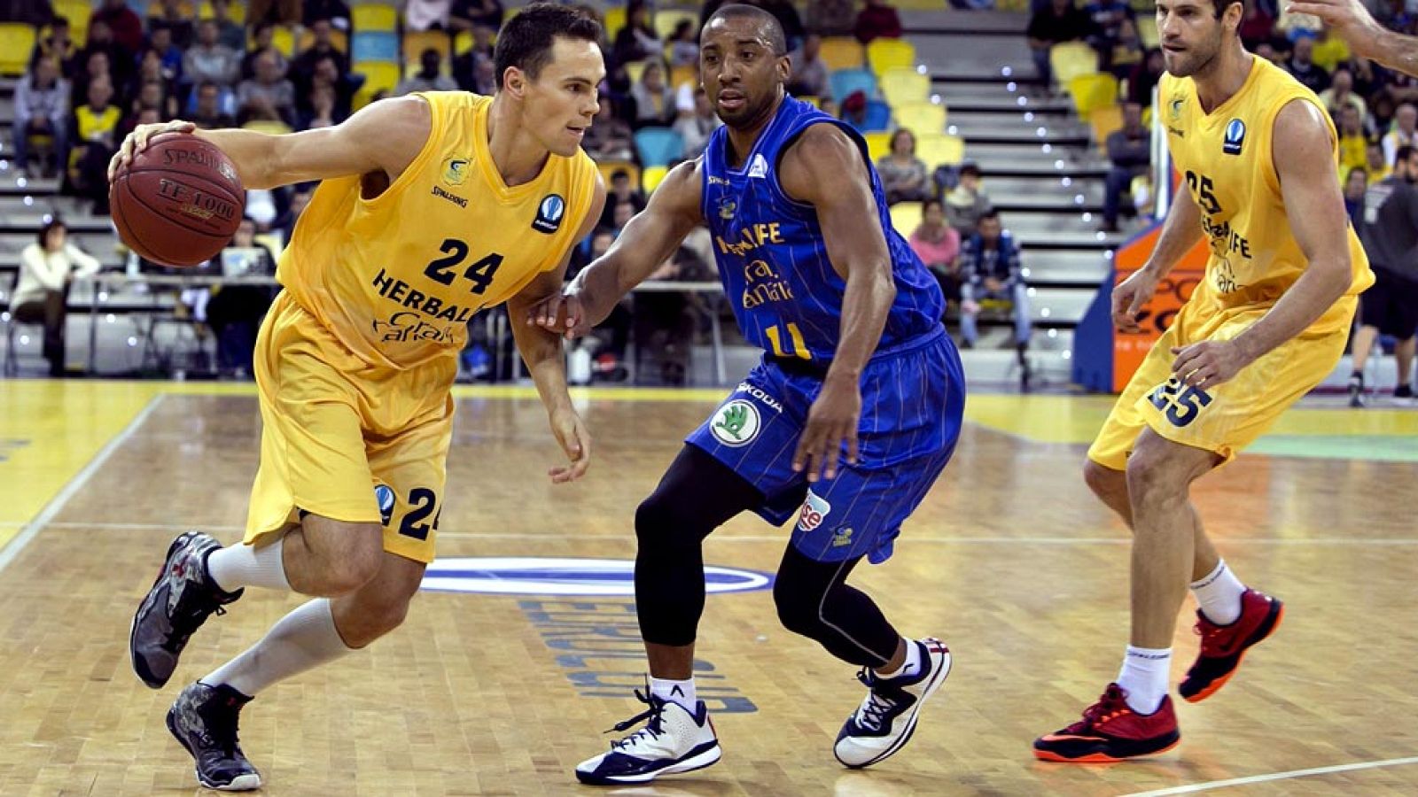 El Herbalife Gran Canaria derrotó al Buducnost VOLI Podgorica montenegrino por 92-69  después de prestarle su equipación suplente. Los balcánicos perdieron sus uniformes en el aeropuerto.