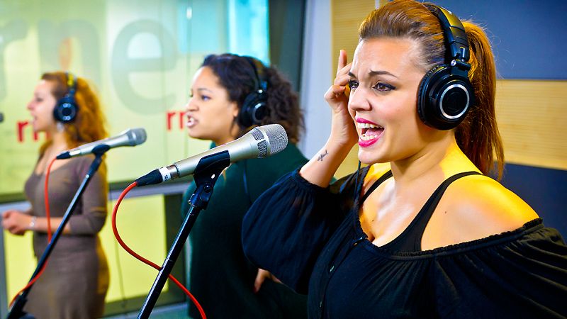 Las mañanas de RNE - Las divas de 'Priscilla' cantan "It's raining men"
