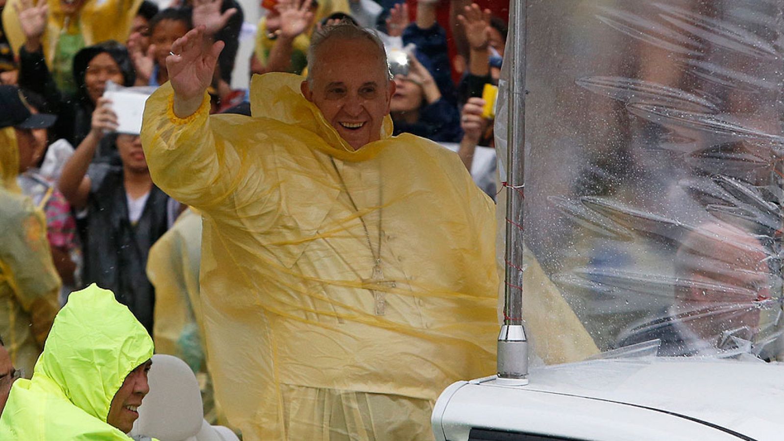 La amenaza de tormenta tropical trastoca la agenda del papa en Filipinas