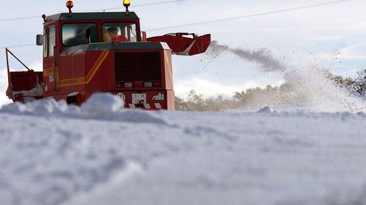 Telediario 1 - La nieve tiñe de blanco gran parte de la península
