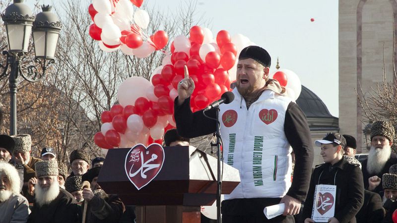 Miles de personas se manifiestan en Grozni contra la publicación de las viñetas de Mahoma