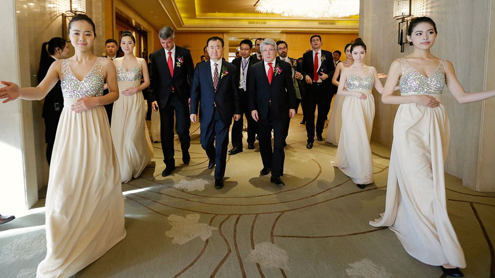 La compra, por 45 millones de euros, del magnate chino Wang Jianlin, es la primera entrada de una compañía china en el fútbol europeo.