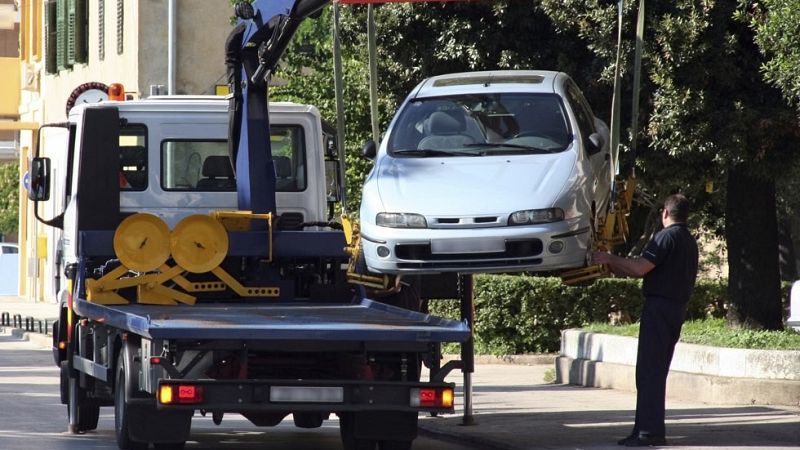 Multan por exceso de velocidad a un coche averiado que iba en la grúa