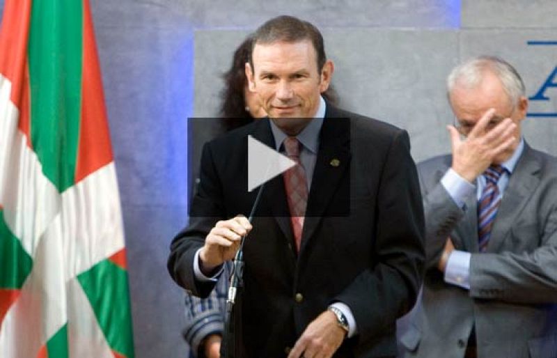 El lehendakari Ibarretxe firma el manifiesto de apoyo a su consulta