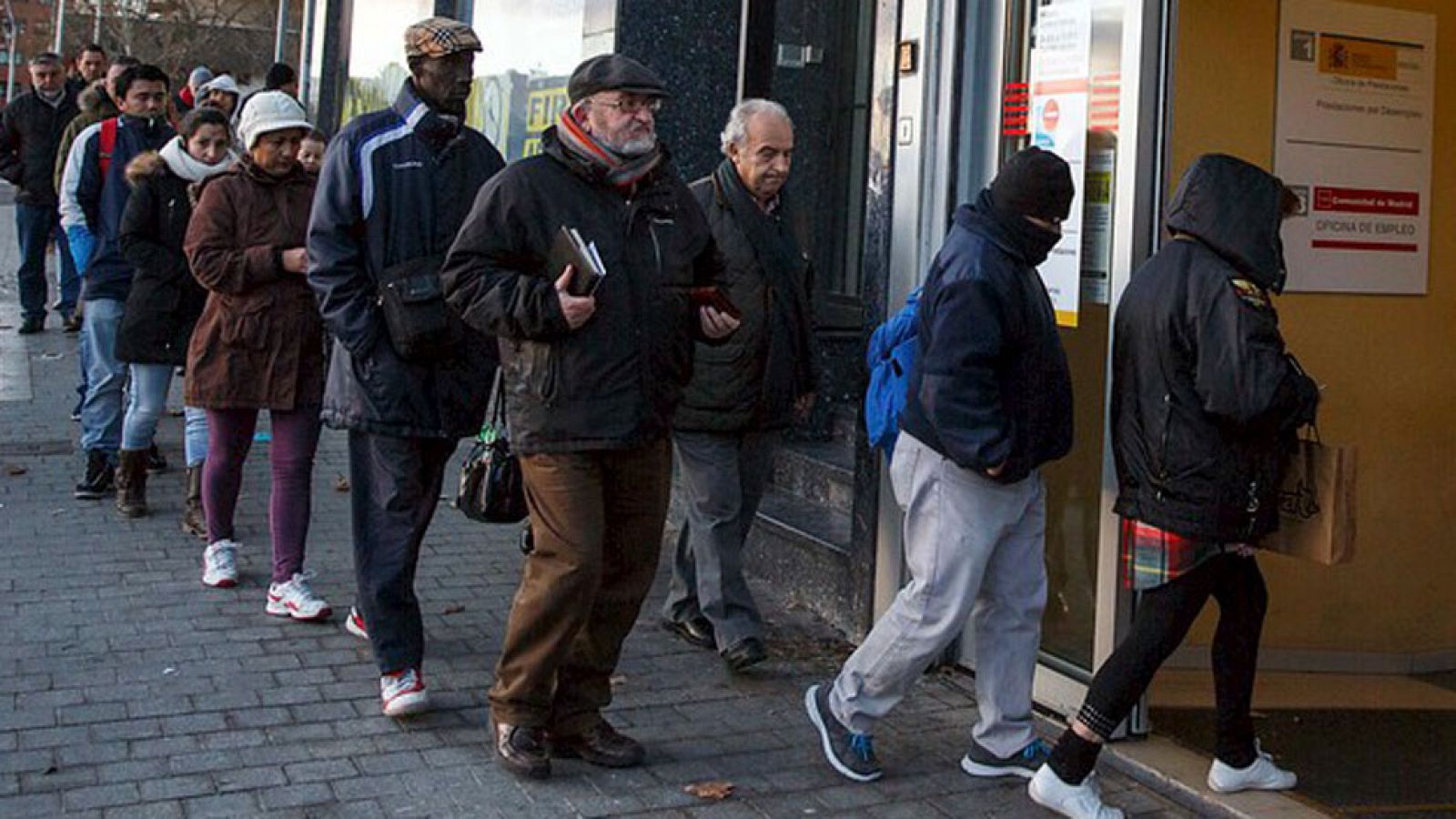 El número de parados se redujo en 477.900 en 2014 y la tasa de desempleo cerró en 23,7%