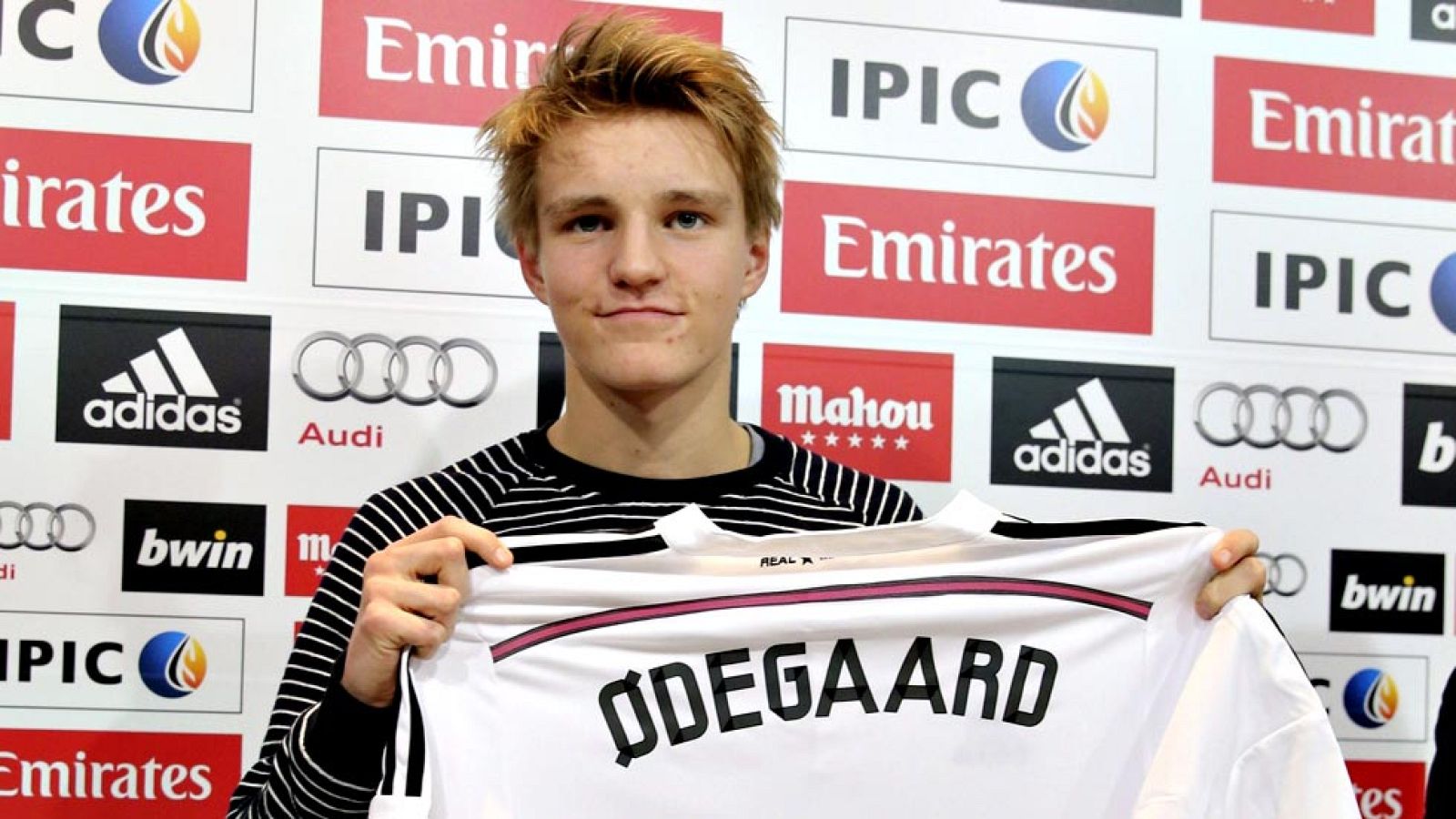 Martin Odegaard, nuevo centrocampista del Real Madrid, aseguró este jueves, durante su presentación oficial como jugador blanco, que no siente la "presión" por pertenecer a la entidad madridista después de jugar en el Stromsgodset noruego. Odegaard,