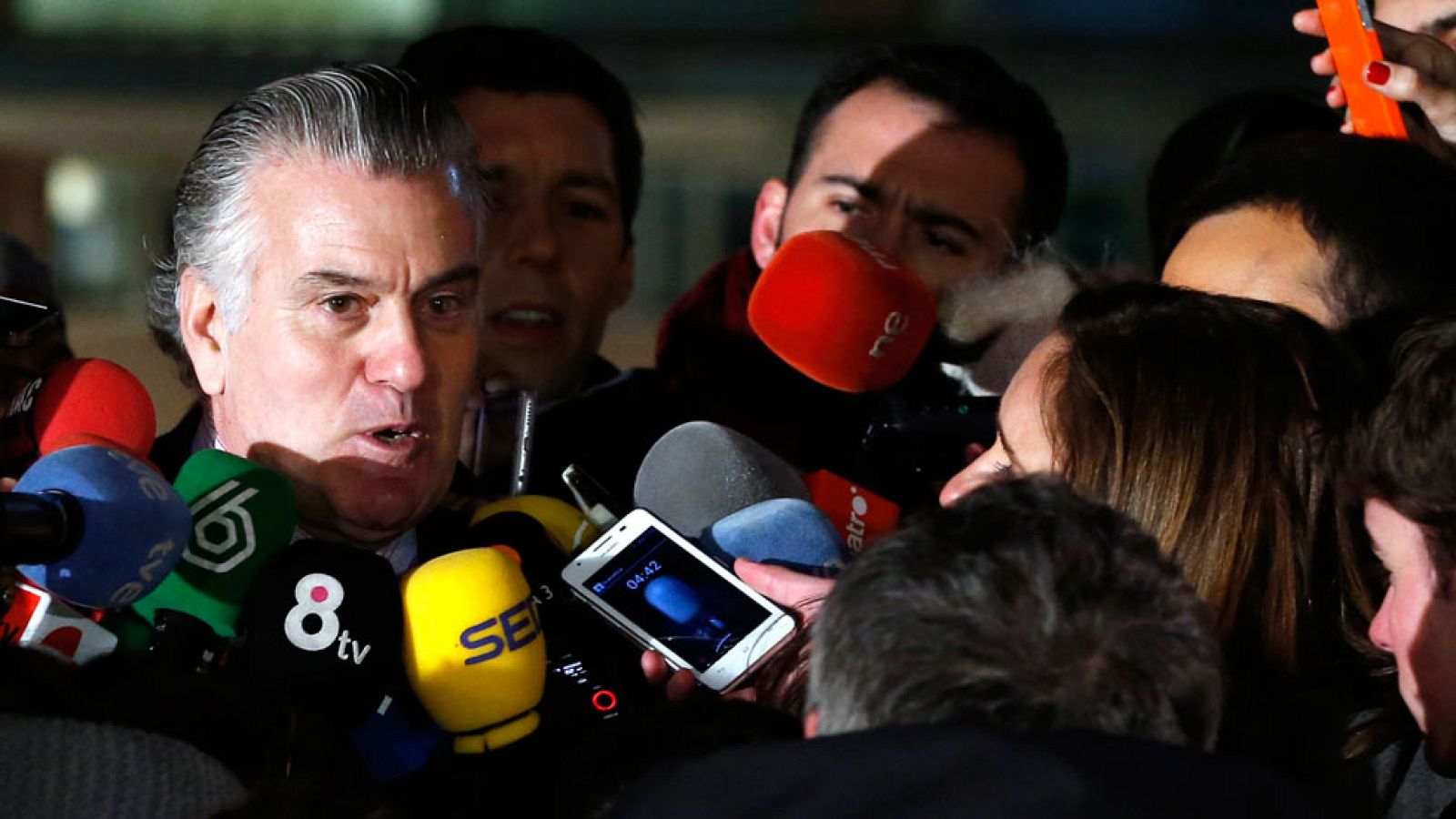 Luis Bárcenas comparece ante los medios tras salir de la cárcel - Informativo 24h | Ver