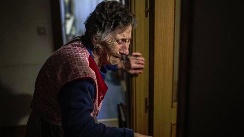 Carmen, la anciana desahuciada, compartirá su cheque con Wilfred