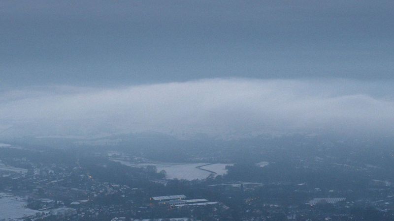 Nuboso en el extremo norte peninsular, con precipitaciones en la segunda mitad el día en el Cantábrico oriental y Pirineo occidental
