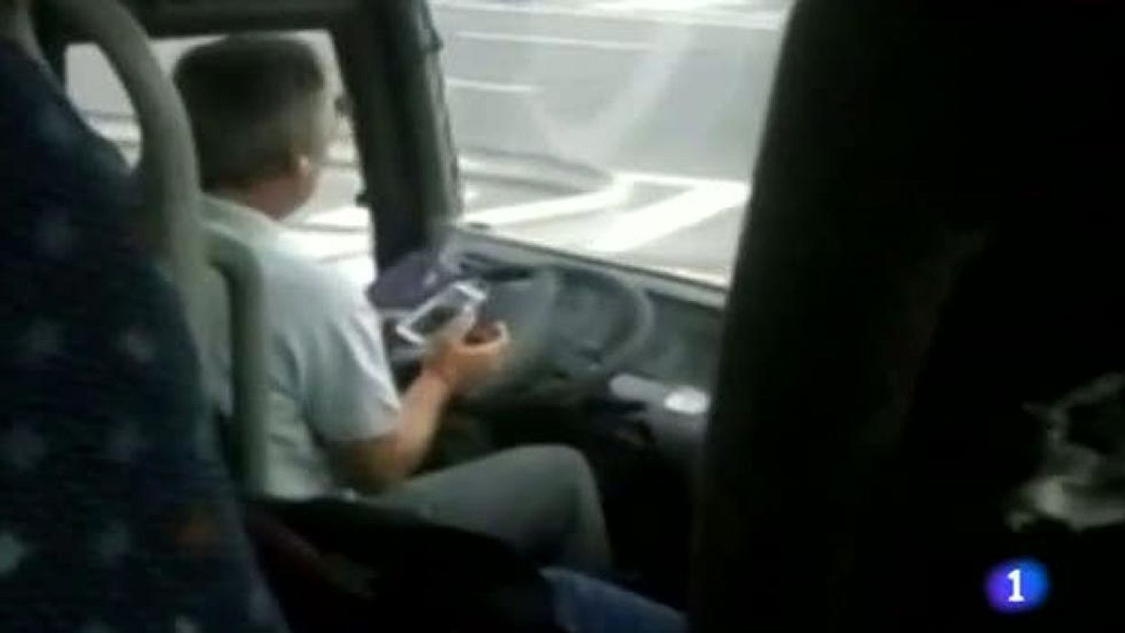 Despiden al conductor de un autobús escolar que conducía mientras mandaba mensajes con el móvil