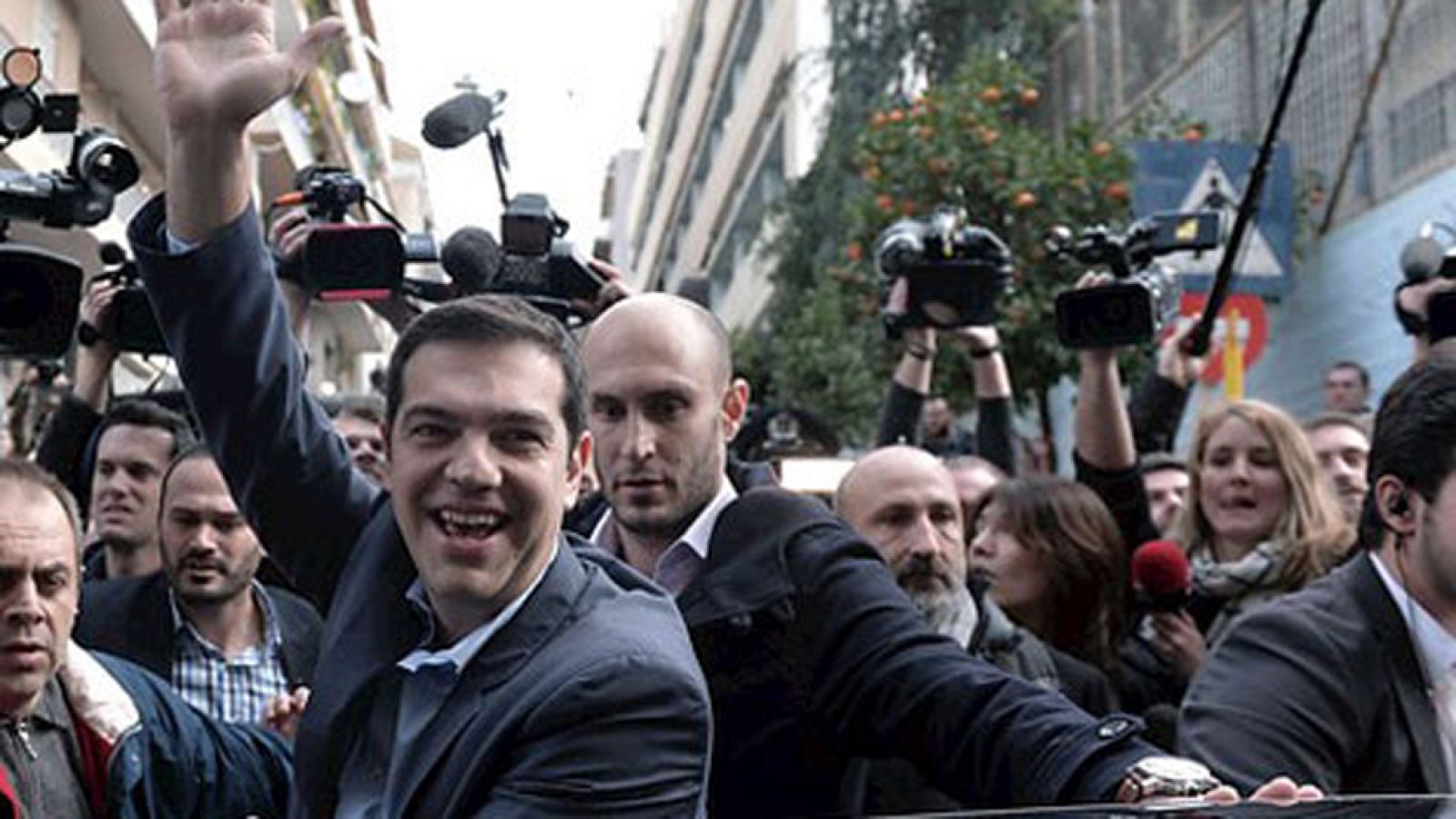 Los sondeos dan una victoria histórica a Syriza, que roza la mayoría absoluta