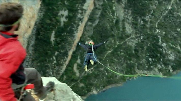 Telediario 1 - Baten el récord del mundo de caída libre con cuerda