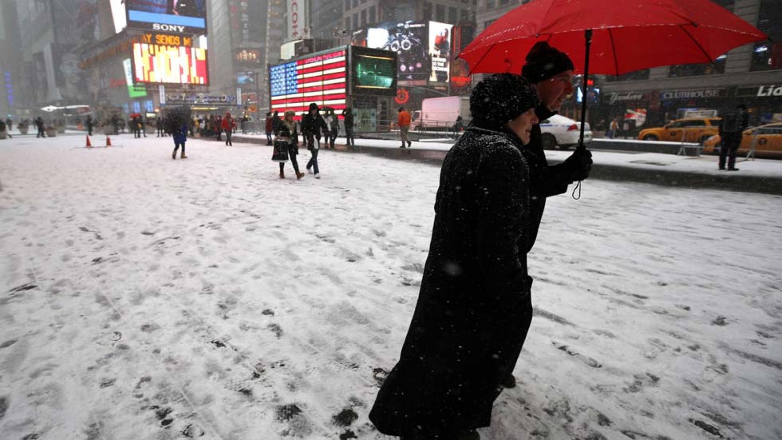 Nueva York prohíbe la circulación por un temporal de nieve | Ver