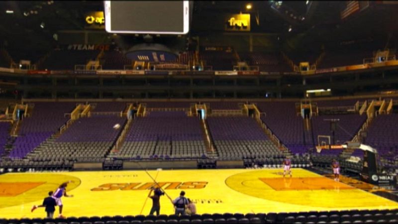 Esta canasta es especial. Se han conseguido muchas desde más lejos pero ninguna de gancho y desde una distancia de 18 metros y 70 centímetros. Nuevo récord Guiness para el miembro de los Globetrotters Bis Easy.