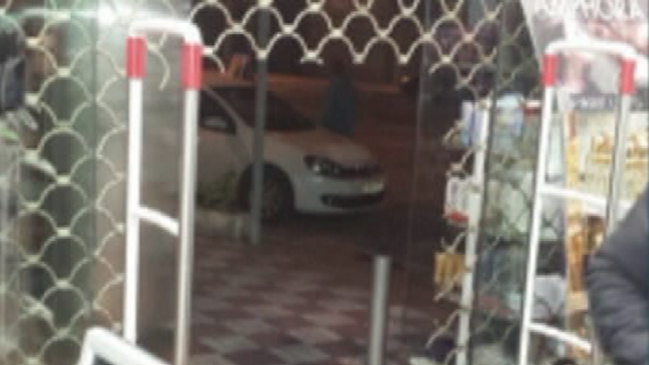 España Directo - Desvalijan una perfumería en Albolote por el método del butr