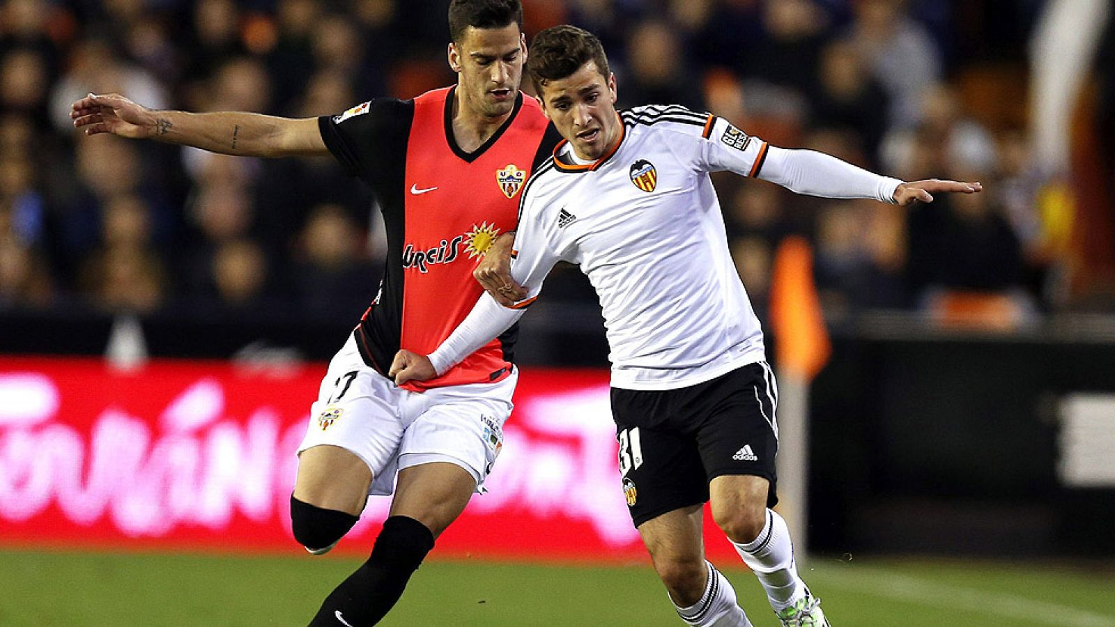 El Real Madrid quiere reforzar su lateral izquierdo y ha puesto sus ojos en el jugador del Valencia Gayá. Es uno de los objetivos de los blancos, inmersos en una ola de fichajes.