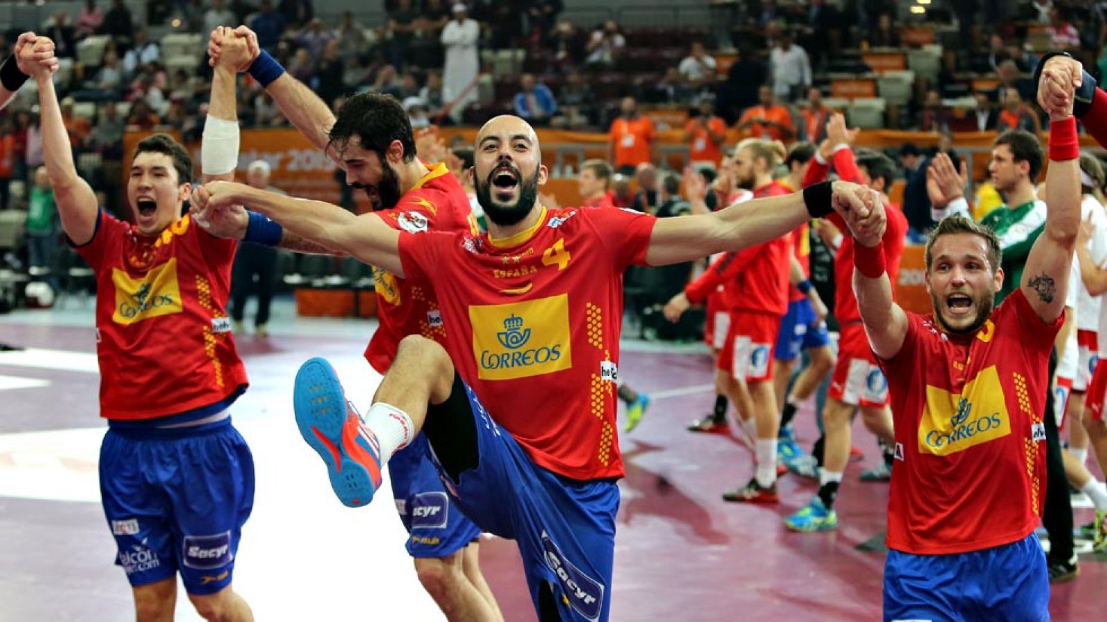 España se ha clasificado hoy para las semifinales del Mundial de Balonmano al ganar por 25-24 a la selección de Dinamarca en Doha (Catar).
