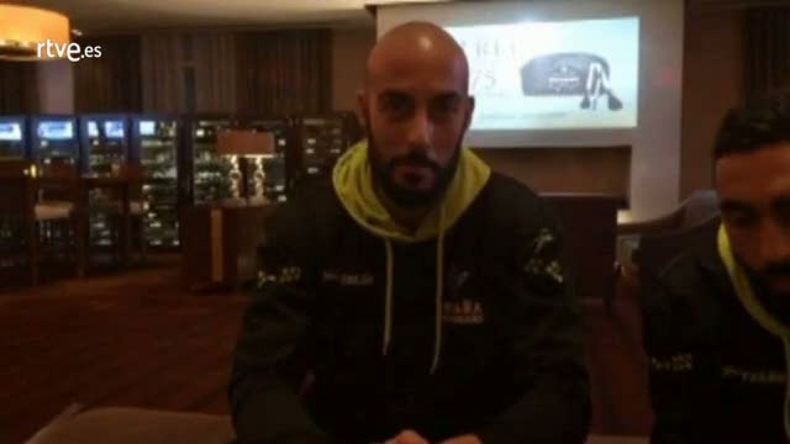 Albert Rocas en el Mundial de Catar: Minicelebración por ganar a Dinamarca (a 9 euros la cerveza).