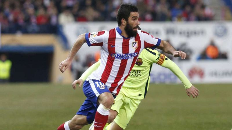 Arda Turan lanza su bota al árbitro asistente