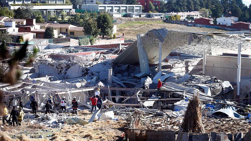 Al menos siete muertos al explotar un camión de gas frente a un hospital en México | Ver