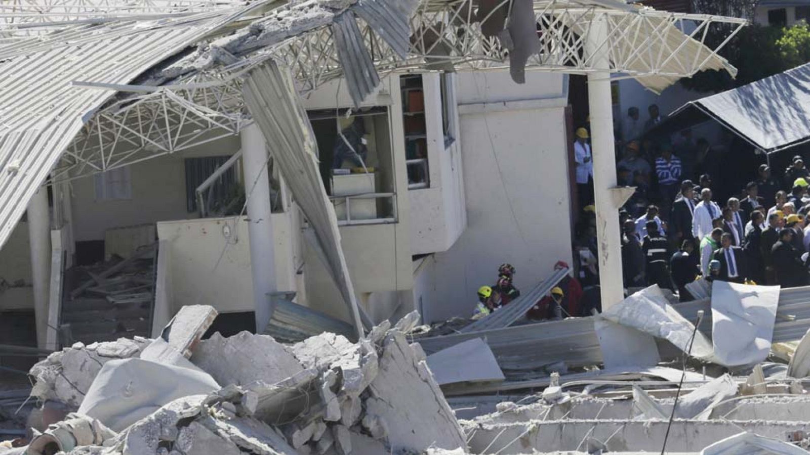 Al menos dos muertos al explotar un camión de gas junto a un hospital en México | Ver