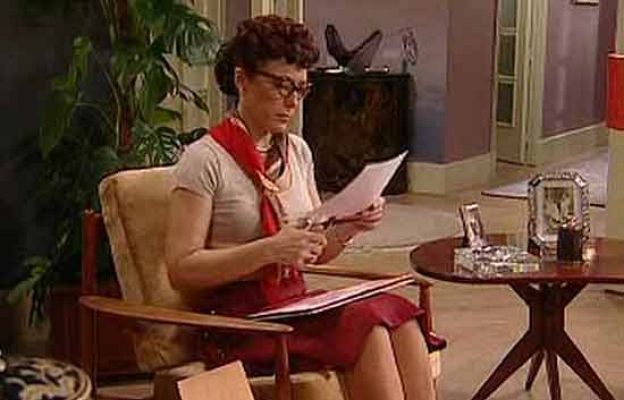 Amar en tiempos revueltos - Encarna rompe la foto de familia