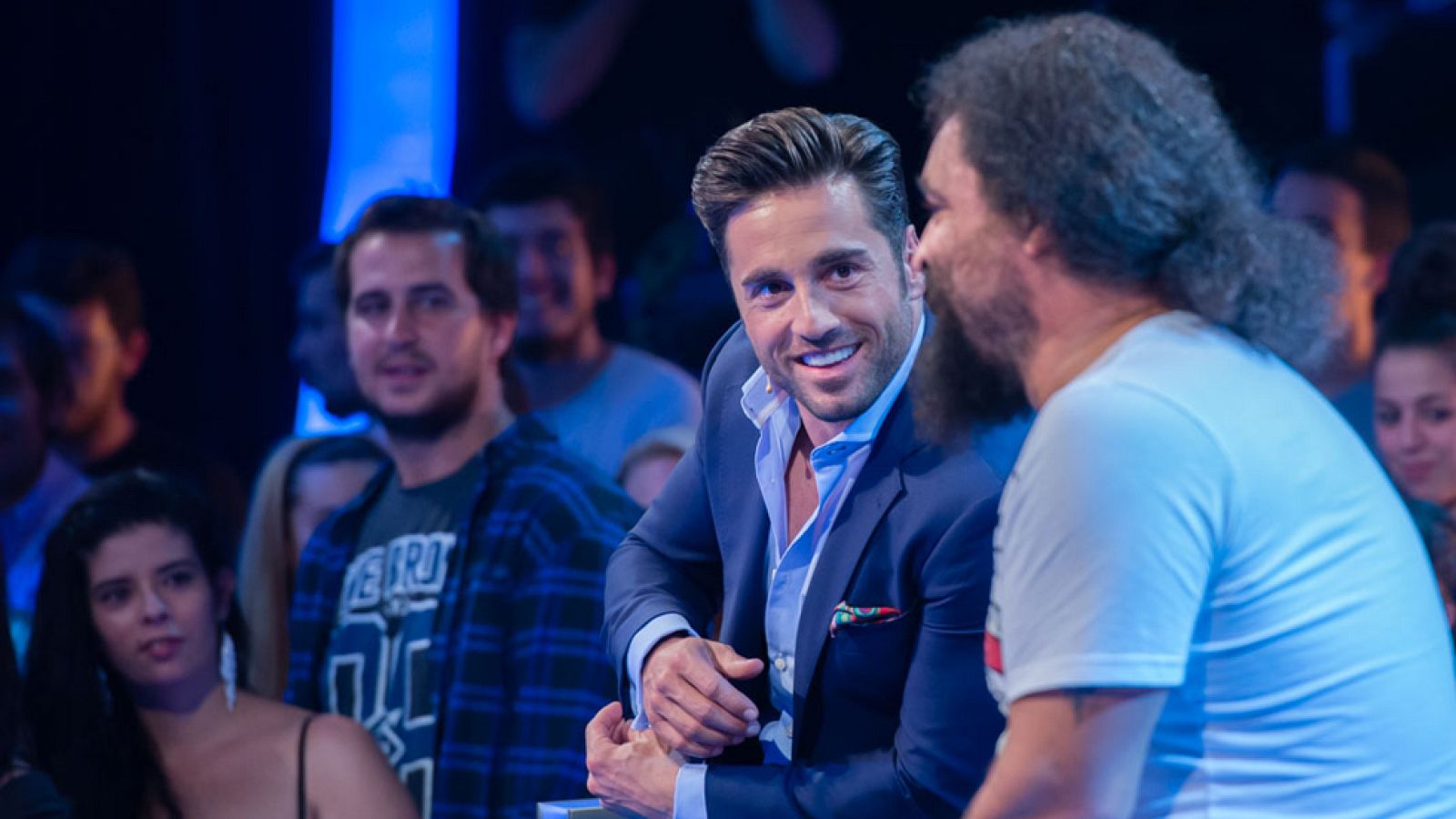 Humor y ritmo con Bustamante y Mojinos Escozíos en 'Hit'