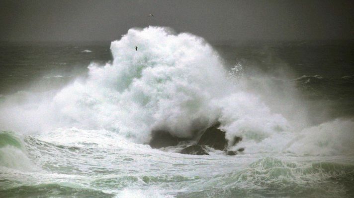 Telediario 1 - Alertas por oleajes en Galicia y por aludes en Cataluña