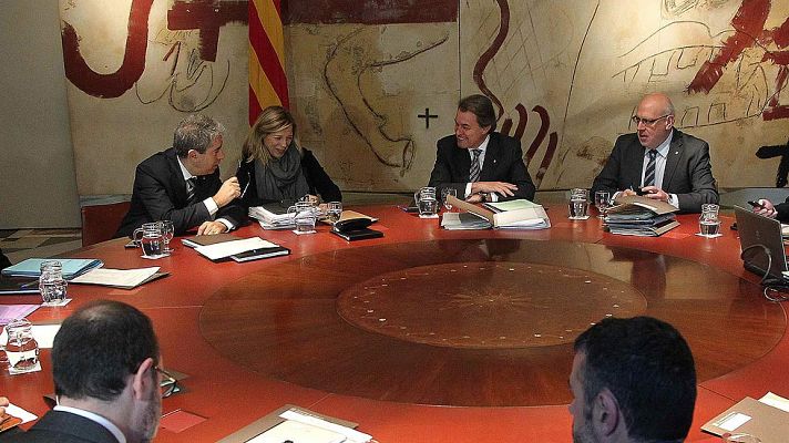 Telediario 1 - Los catalanes suspenden la gestión de Mas durante 2014