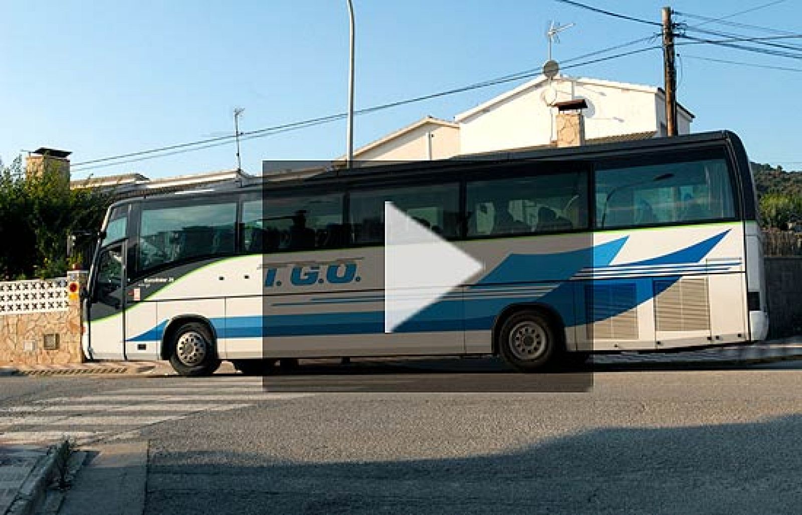 Un niño, cuatro horas abandonado en un autocar
