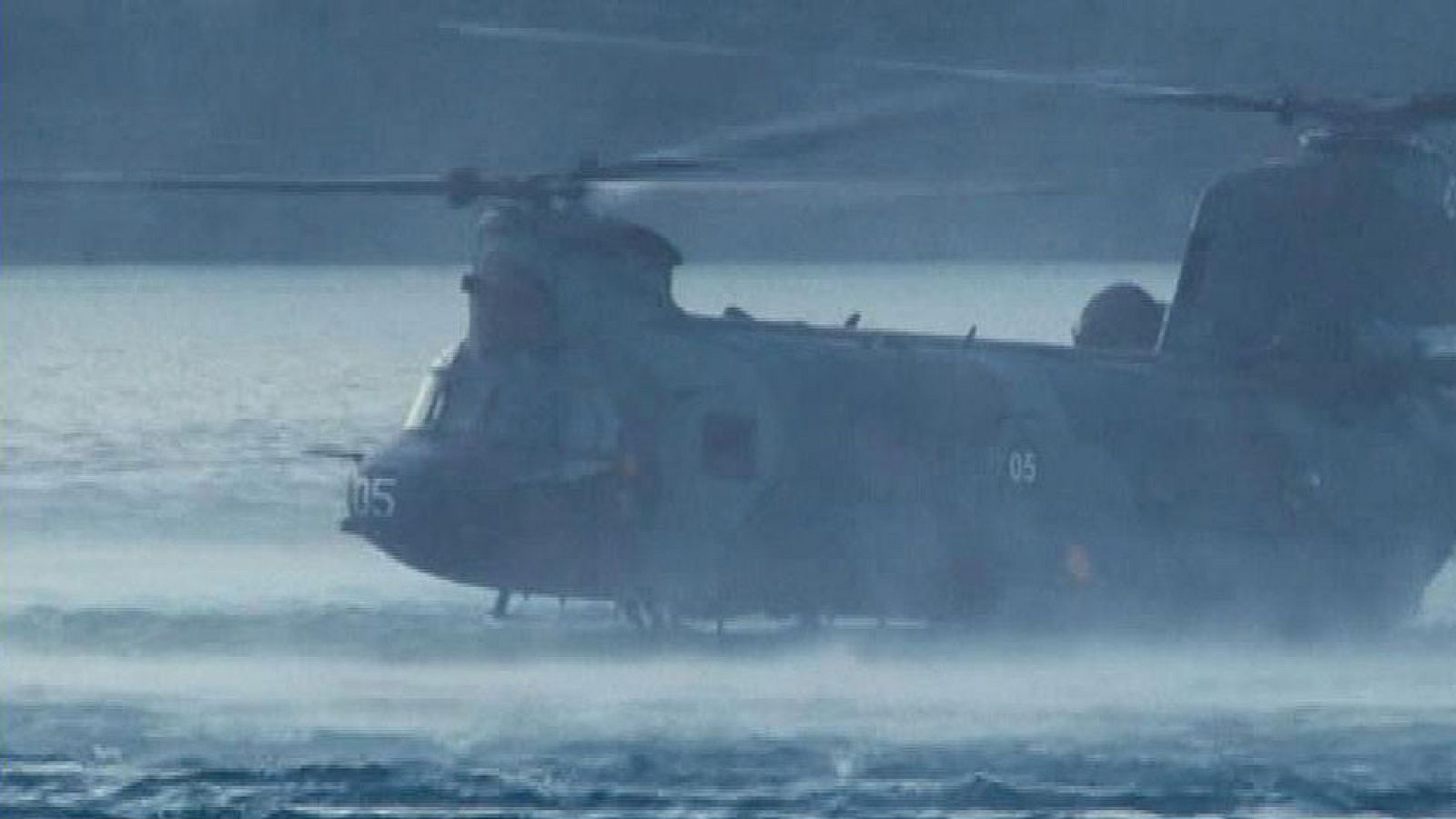 El Ejército de Tierra muestra un amerizaje controlado de un helicóptero