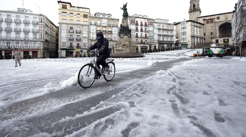 El temporal mantiene en alerta a 27 provincias pero se prevé que remita a lo largo de la jornada | Ver