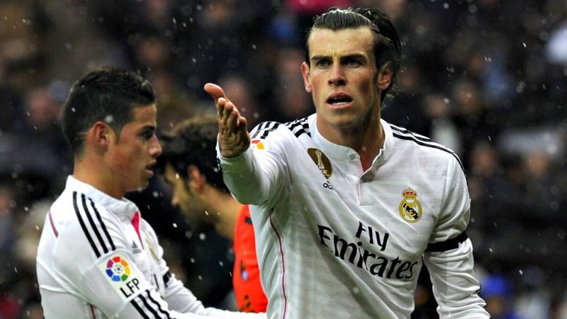 El Real Madrid tratará este miércoles (20.45 horas) recuperar su  ventaja de cuatro y siete puntos sobre el FC Barcelona y el Atlético  de Madrid respectivamente con un triunfo en el Santiago Bernabéu  sobre el Sevilla, en el partido aplazado por la