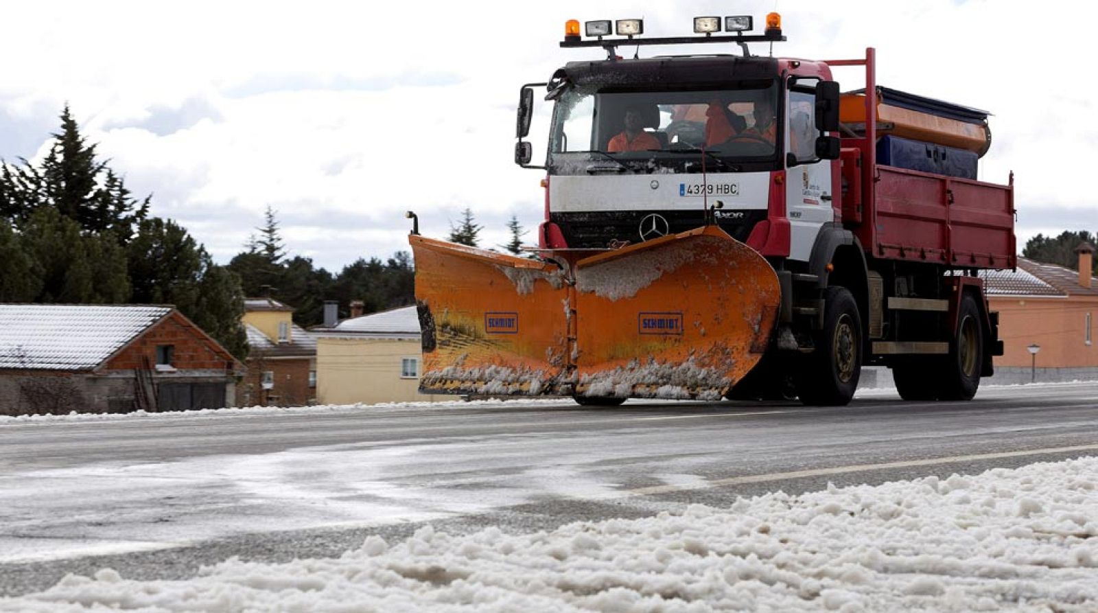 La nieve complica el tráfico y provoca cortes en las autopistas AP-2 y AP-7 en Cataluña - Informativo 24h | Ver
