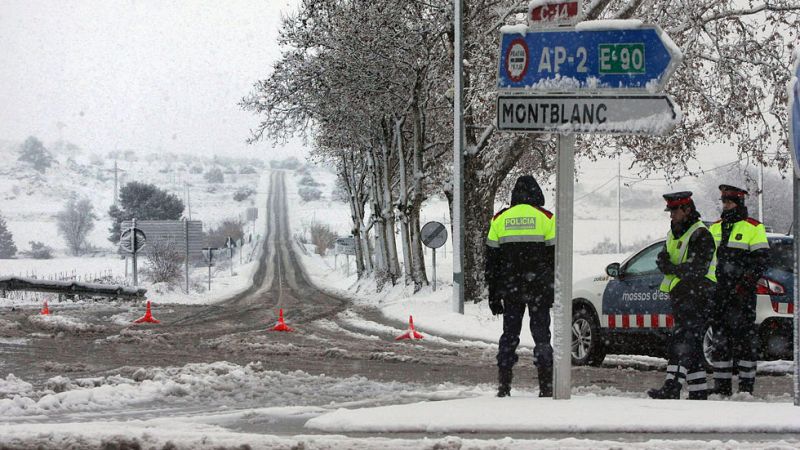 La nieve obliga al cierre de muchas carreteras en todo el país