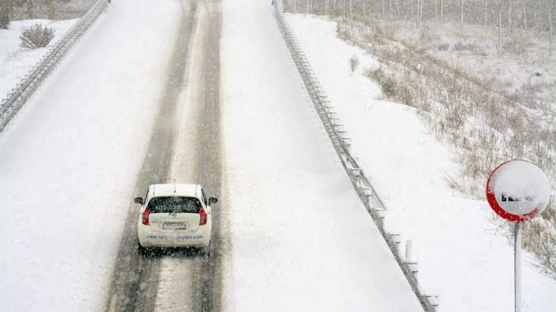 La nieve cierra la principal vía de acceso entre Asturias y León y entre Cantabria y Palencia
