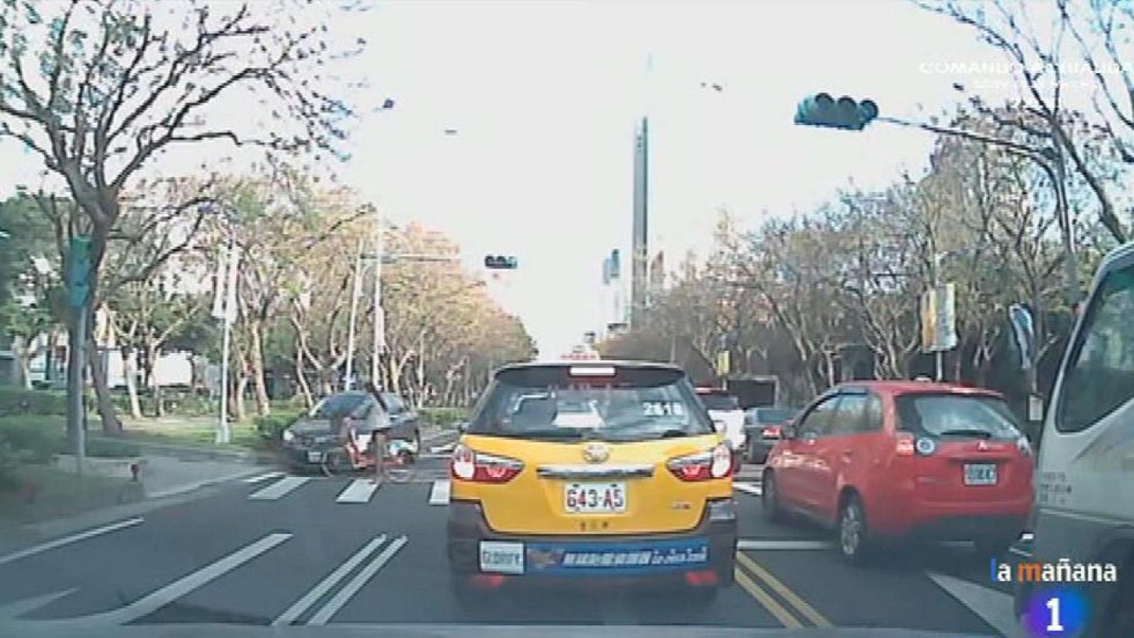 Atropellan a un ciclista que cae de pie